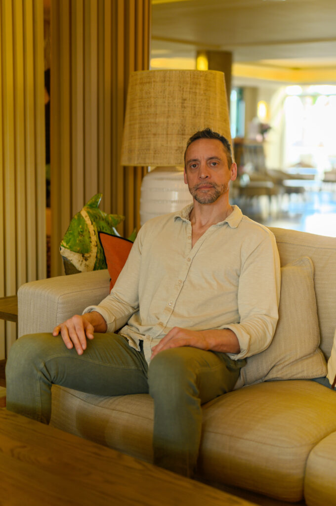 Homme assis dans un canapé incarnant une posture de coach professionnel