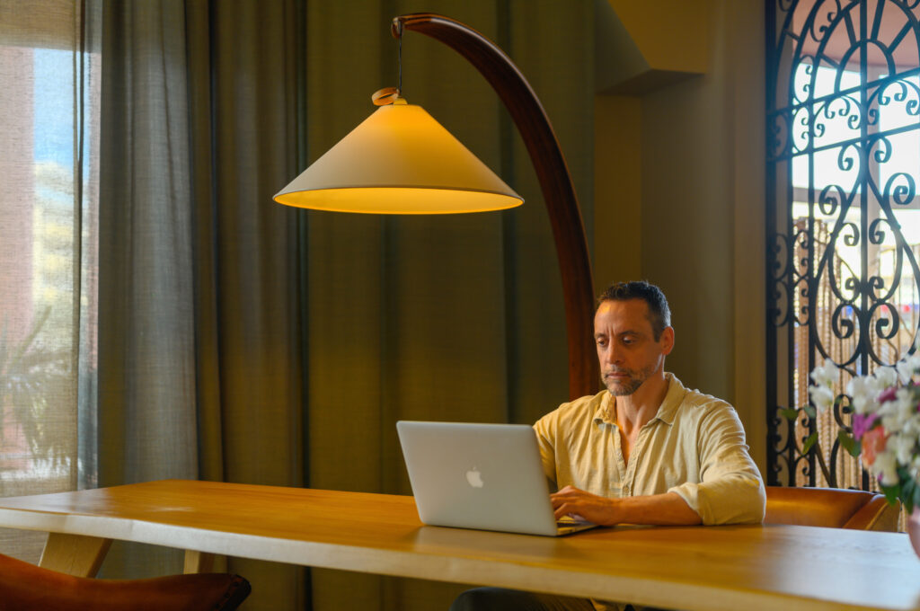 coach professionnel devant l'ordinateur